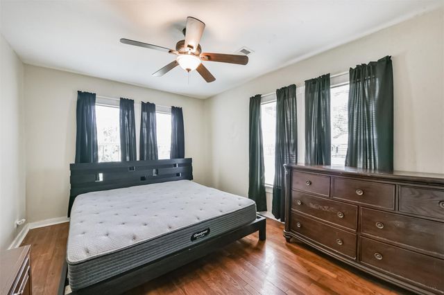 810 10th Avenue N, Texas City, TX 77590