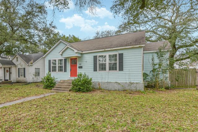 810 10th Avenue N, Texas City, TX 77590