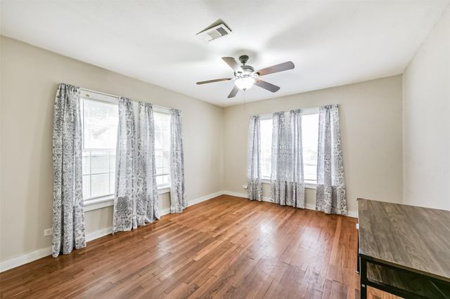 810 10th Avenue N, Texas City, TX 77590