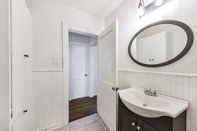 810 10th Avenue N, Texas City, TX 77590