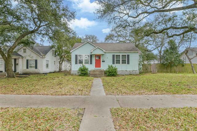 810 10th Avenue N, Texas City, TX 77590