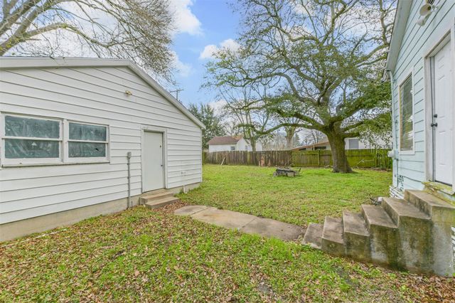 810 10th Avenue N, Texas City, TX 77590