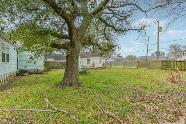 810 10th Avenue N, Texas City, TX 77590