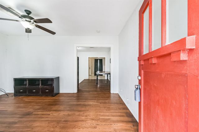 810 10th Avenue N, Texas City, TX 77590