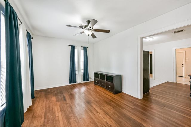 810 10th Avenue N, Texas City, TX 77590