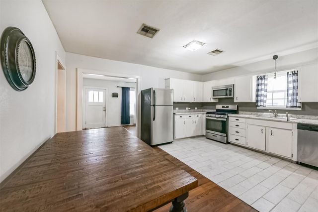 810 10th Avenue N, Texas City, TX 77590