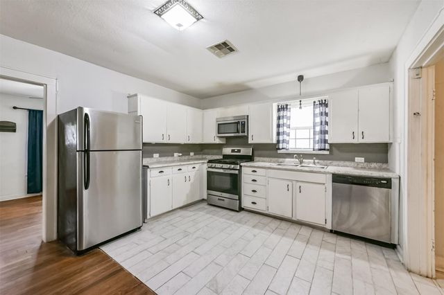 810 10th Avenue N, Texas City, TX 77590