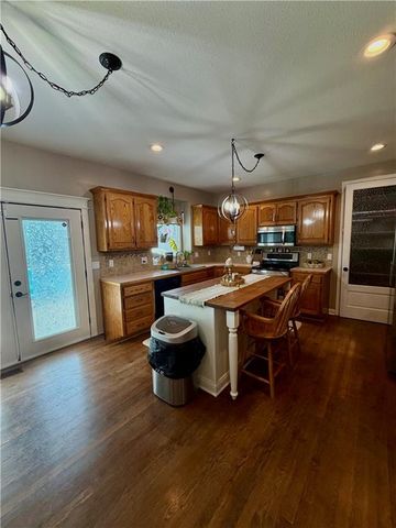 1437 Coventry Lane, Liberty, MO 64068