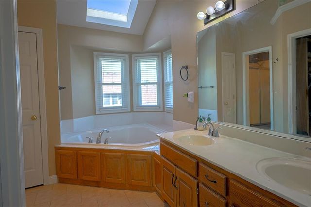 1437 Coventry Lane, Liberty, MO 64068