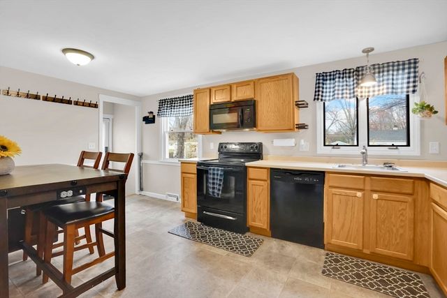 134 Newhouse St, Springfield, MA 01118