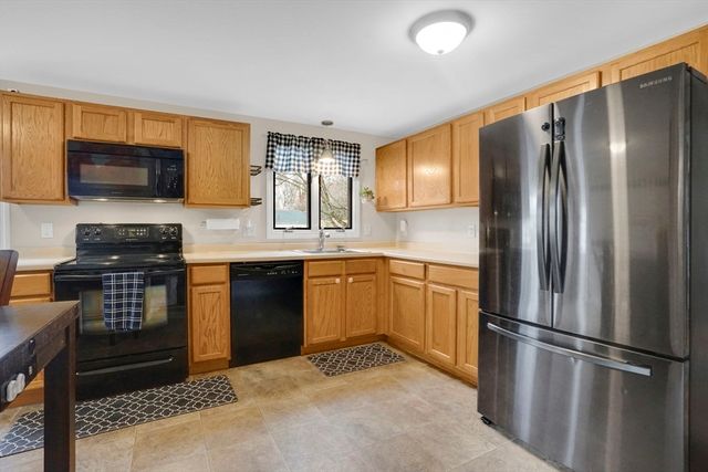 134 Newhouse St, Springfield, MA 01118