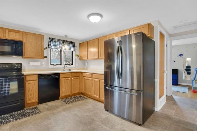 134 Newhouse St, Springfield, MA 01118