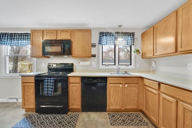134 Newhouse St, Springfield, MA 01118