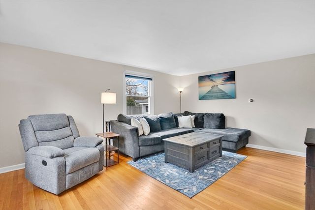 134 Newhouse St, Springfield, MA 01118