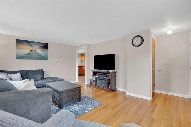 134 Newhouse St, Springfield, MA 01118