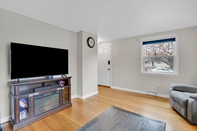 134 Newhouse St, Springfield, MA 01118
