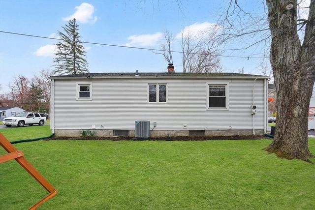 134 Newhouse St, Springfield, MA 01118