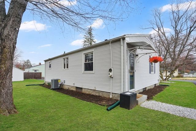 134 Newhouse St, Springfield, MA 01118
