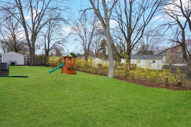 134 Newhouse St, Springfield, MA 01118