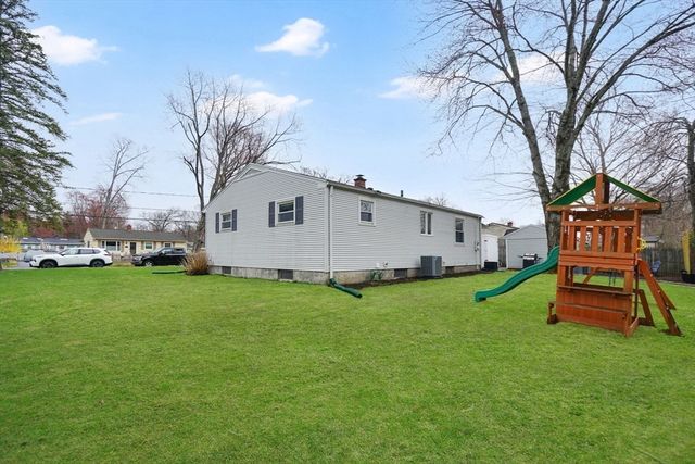 134 Newhouse St, Springfield, MA 01118