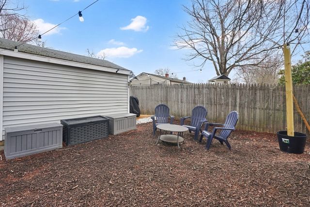 134 Newhouse St, Springfield, MA 01118