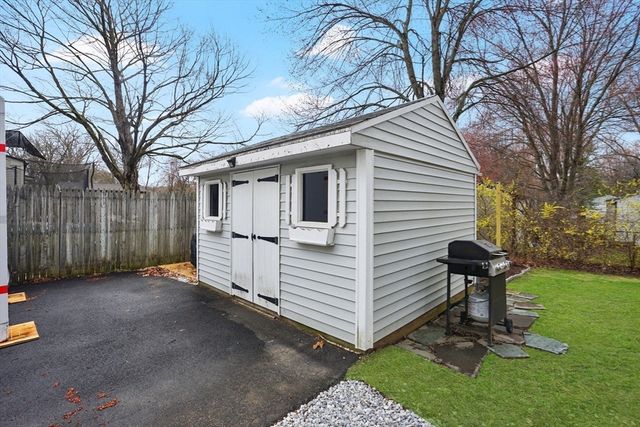 134 Newhouse St, Springfield, MA 01118