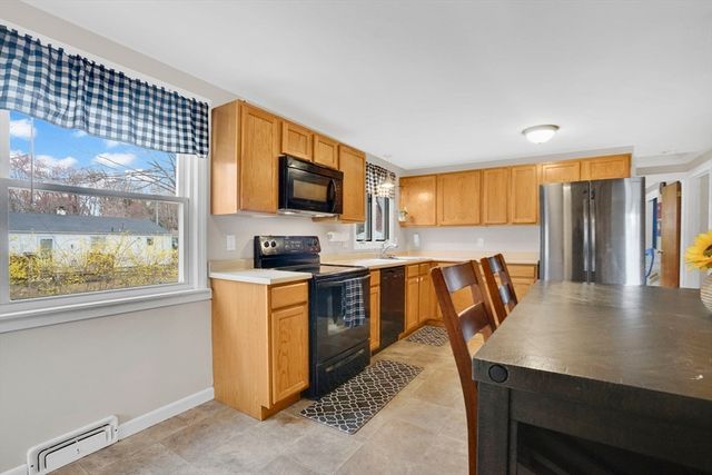 134 Newhouse St, Springfield, MA 01118