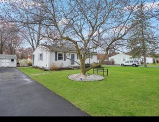 134 Newhouse St, Springfield, MA 01118