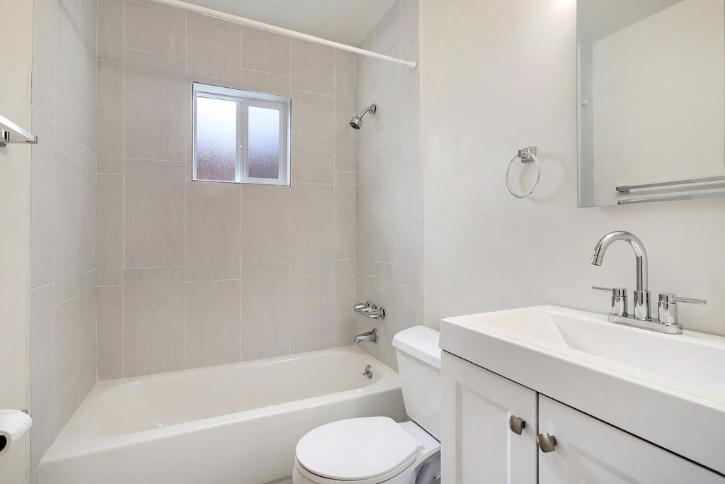 Image 10 of property listing at 420 Alcazar Street SE, Albuquerque, NM 87108