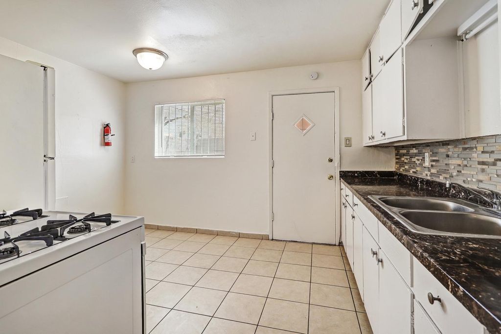 Image 18 of property listing at 420 Alcazar Street SE, Albuquerque, NM 87108