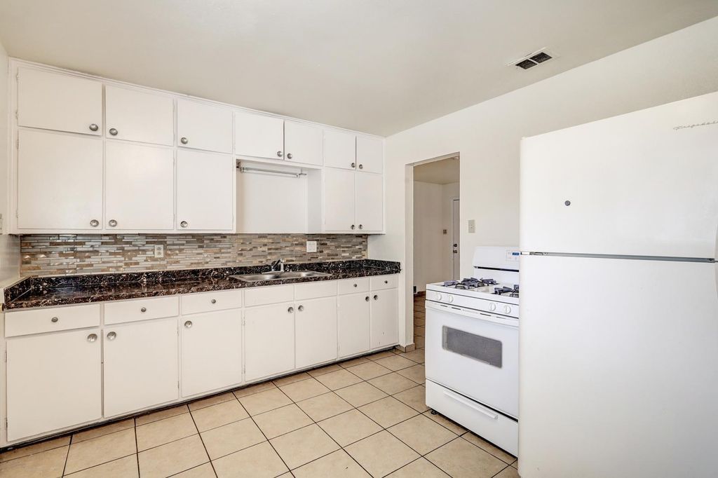 Image 19 of property listing at 420 Alcazar Street SE, Albuquerque, NM 87108