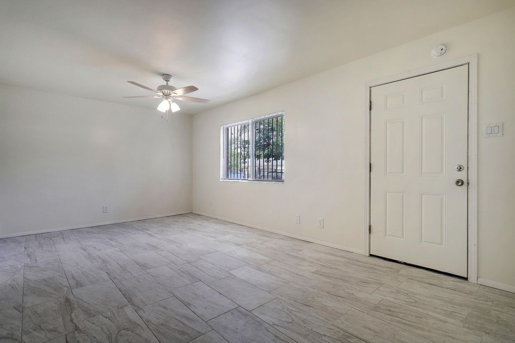 Image 5 of property listing at 420 Alcazar Street SE, Albuquerque, NM 87108