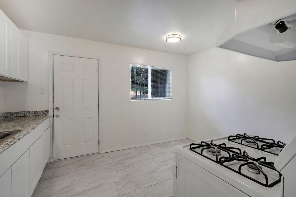 Image 7 of property listing at 420 Alcazar Street SE, Albuquerque, NM 87108