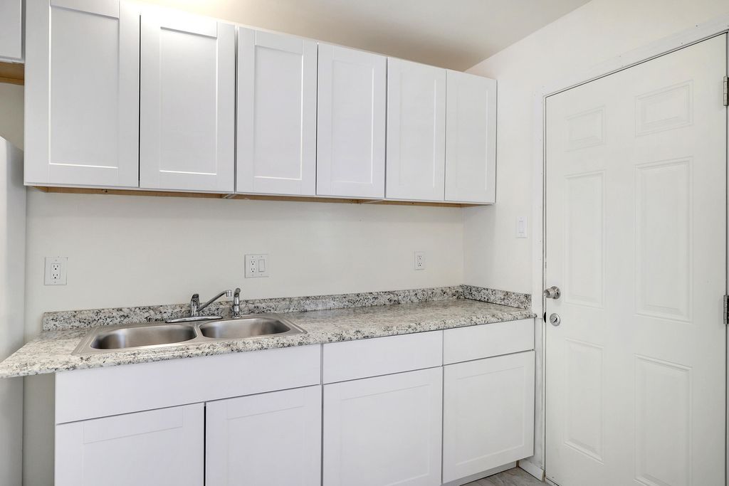 Image 9 of property listing at 420 Alcazar Street SE, Albuquerque, NM 87108