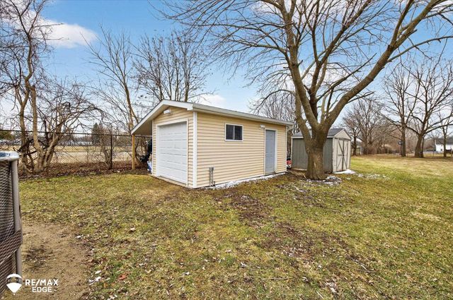 1063 W Pine Avenue, Mount Morris, MI 48458