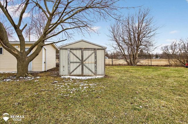 1063 W Pine Avenue, Mount Morris, MI 48458