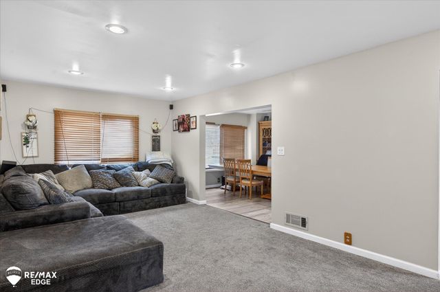 1063 W Pine Avenue, Mount Morris, MI 48458