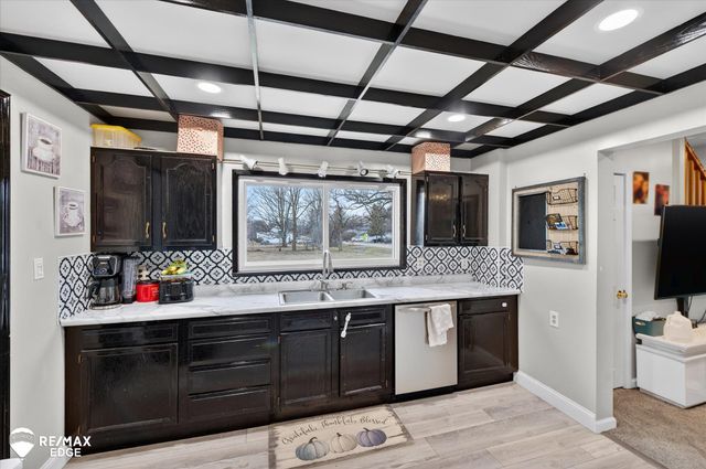 1063 W Pine Avenue, Mount Morris, MI 48458