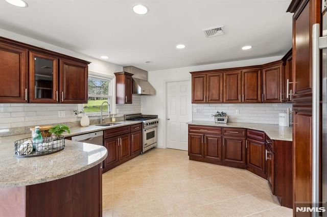 36 Scarsdale Drive, Livingston, NJ 07039