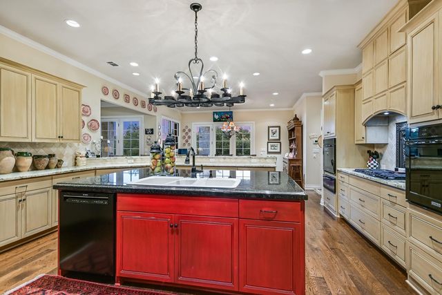 3004 Travis Lakeside DR, Spicewood, TX 78669