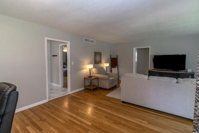 4281 N 5th Street, Fresno, CA 93726