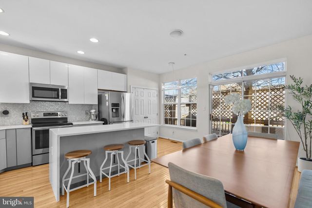 381 LIVERMORE LN, Alexandria, VA 22304