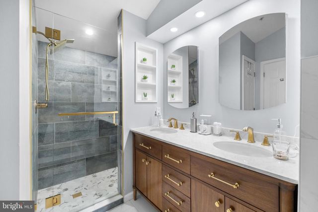 381 LIVERMORE LN, Alexandria, VA 22304