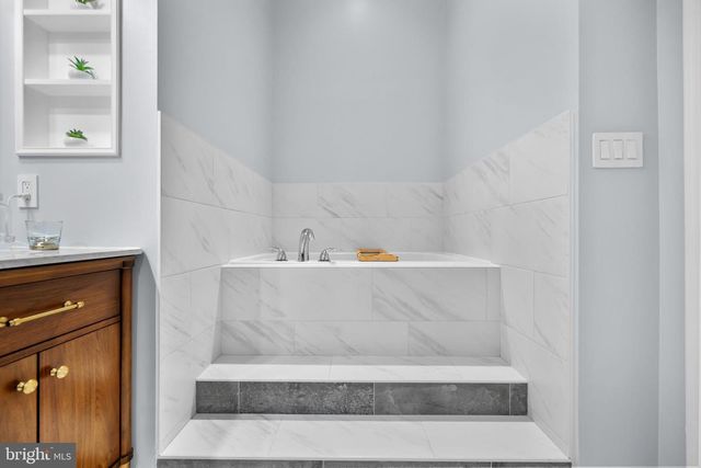 381 LIVERMORE LN, Alexandria, VA 22304