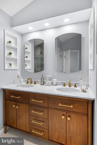 381 LIVERMORE LN, Alexandria, VA 22304