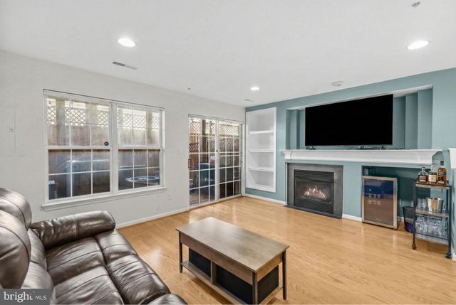 381 LIVERMORE LN, Alexandria, VA 22304