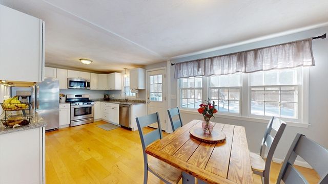 11 Maplewood Dr, Townsend, MA 01469