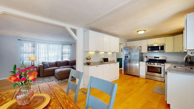 11 Maplewood Dr, Townsend, MA 01469