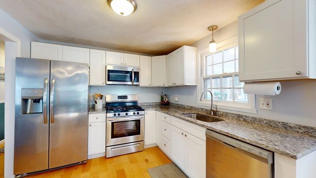 11 Maplewood Dr, Townsend, MA 01469