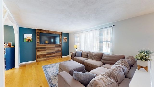 11 Maplewood Dr, Townsend, MA 01469